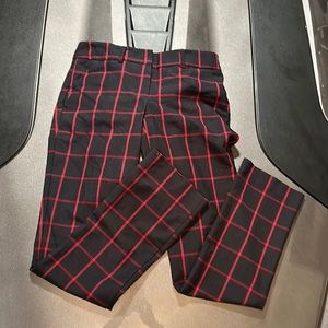 NEW YORK & CO BLACK AND RED PATERN PANTS